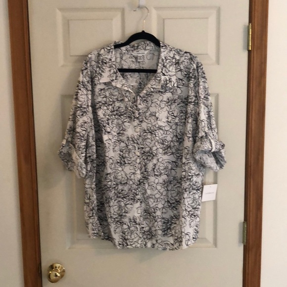 NWT women’s classic, plus button front top - Picture 1 of 4